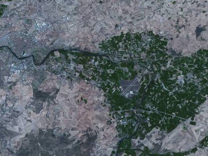 La ciudad de Salamanca, a la izquierda y su aeropuerto, rodeado por cultivos de regadío, en un detalle de la imagen completa.