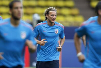 Forlán, al fondo, durante el entrenamiento de anoche.