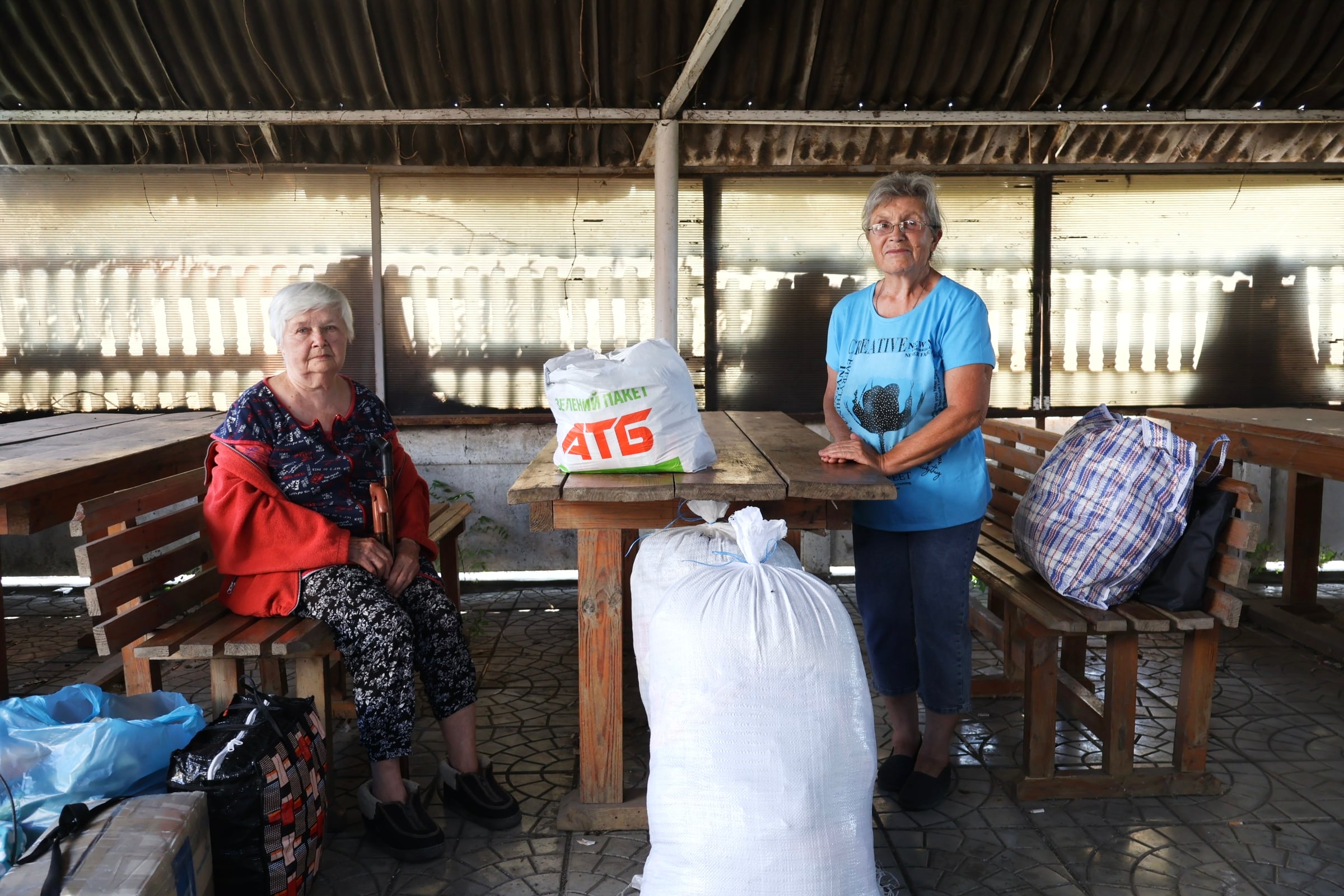 Claudia Katasonova e Irina Chervenko, evacuadas del pueblo de Mezhova, Ucrania, el 8 de agosto.