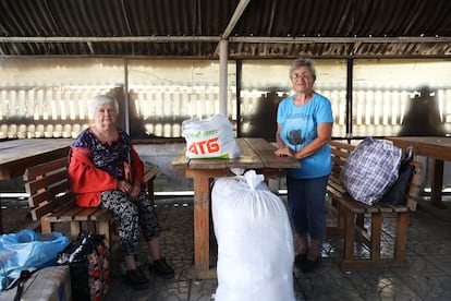 Claudia Katasonova e Irina Chervenko, evacuadas del pueblo de Mezhova, Ucrania, el 8 de agosto.