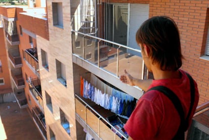 Un vecino señala una de las viviendas ocupadas en un edificio cuya promotora quebró en Móra d'Ebre.