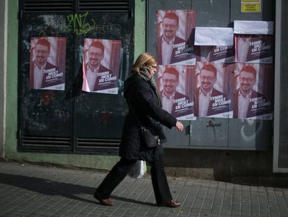 UNa mujer, ante carteles de Domènech.