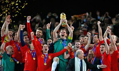 Casillas eleva el trofeo de campeones del mundo.