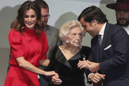 La reina Letizia junto a Mercedes Junco Calderón, en los Premios Nacionales de la Industria de la Moda, en Madrid, el pasado diciembre.