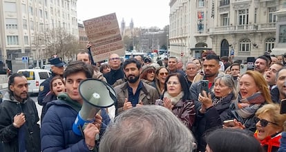 Concentración de Alvise Pérez delante del Congreso, el 14 de marzo.