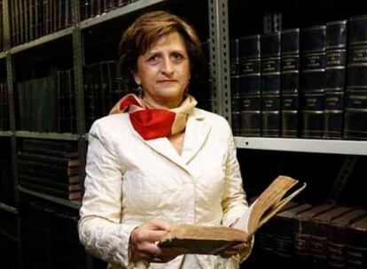 Carmen Gomis, directora general del <i>Boletín Oficial del Estado,</i> en los archivos de la imprenta.