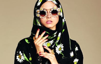 Modelo posa con la colección Abaya, de Dolce & Gabanna.