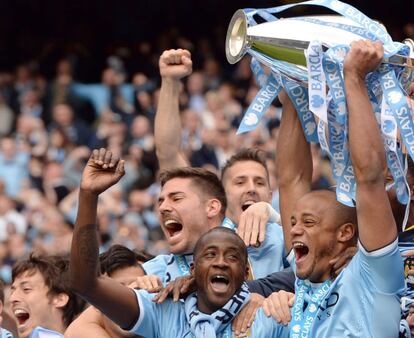 Los jugadores del Manchester City con la Copa de campeón