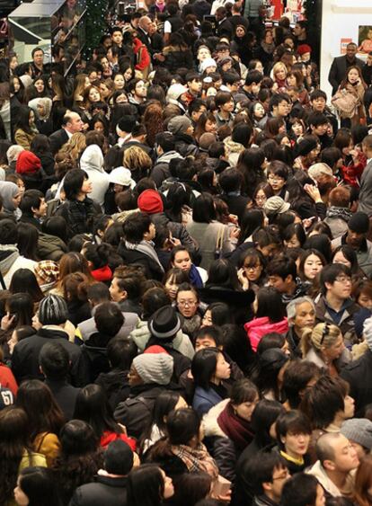 La ciudad "está atiborrada de gente: masas de individuos la recorren incesantemente".