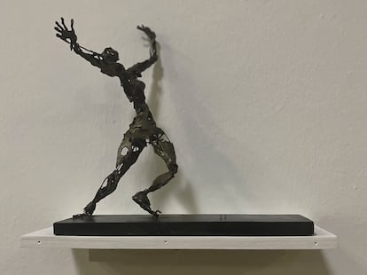 Escultura hecha por Mónica Briones que regaló a Luis Iriarte, en muestra en Museo de la Memoria.