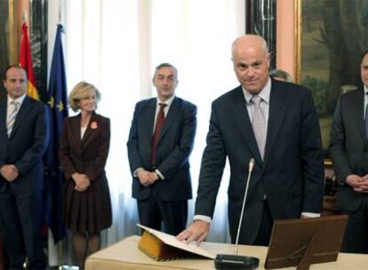 Campa, en primer plano. Detrás, desde la izquierda, Miguel Sebastián (ministro de Industria), Elena Salgado (vicepresidenta y titular de Economía), Carlos Ocaña (secretario de Estado de Hacienda) y David Vegara.