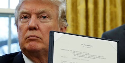 El presidente de EE UU, Donald Trump, tras firmar unos decretos, este lunes, en Washington.