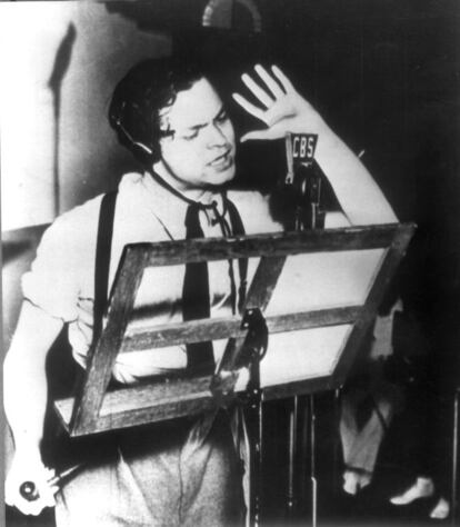 Orson Welles va aconseguir fama instantània després de l'adaptació per a ràdio de 'La guerra dels mons' del Mercury Theatre. Aquesta mítica fotografia el mostra durant l'emissió del programa, l'octubre del 1938 a la CBS.