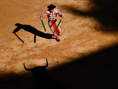 Un banderillero en una corrida en Pamplona, el pasado 8 de julio.