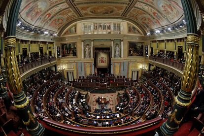 Panorámica del Congreso de los diputados, con la Mesa al fondo del hemiciclo.