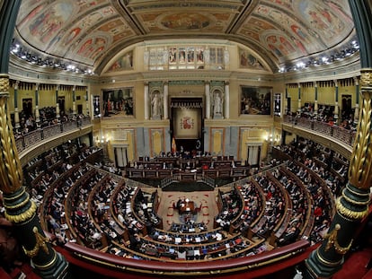 Panorámica del Congreso de los diputados, con la Mesa al fondo del hemiciclo.