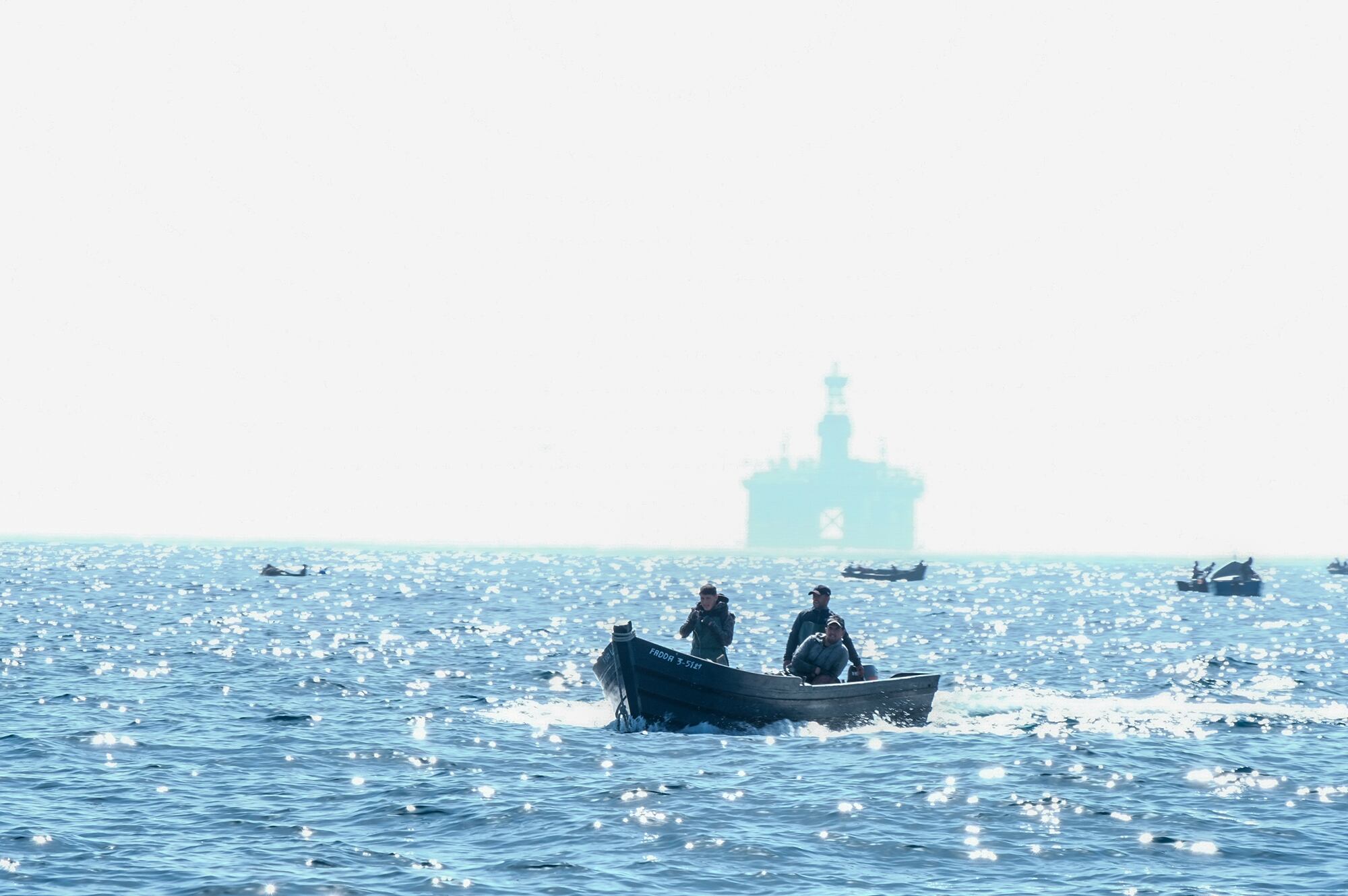 Pescadores marroquíes en el estrecho de Gibraltar.