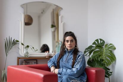 Juana Dolores, en el salón de su casa en Barcelona.