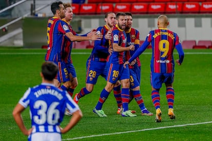 Los jugadores del Barça felicitan a Alba tras su gol a la Real.