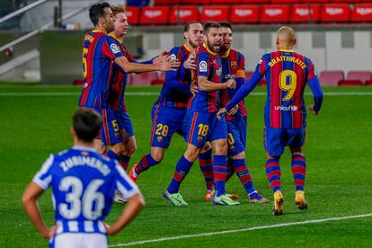 Los jugadores del Barça felicitan a Alba tras su gol a la Real.