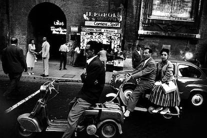 <i>Feu rouge, Via Flaminia, Roma</i>, 1956, de William Klein.