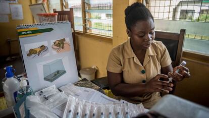 Una enfermera preparada para suministrar la nueva vacuna de la malaria en Ghana.