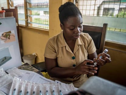 Una enfermera preparada para suministrar la nueva vacuna de la malaria en Ghana.