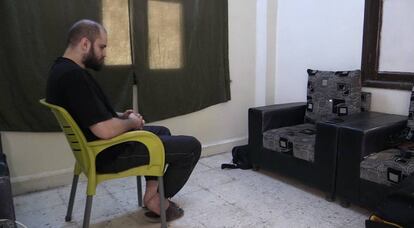 El yihadista belga Abu Zeinab, en dependencias kurdas en Rumeilán (Siria) a finales del año pasado.