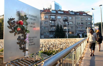 Placa en recuerdo de Suada Dilberović y Olga Sučić, las dos primeras víctimas mortales del cerco de Sarajevo, en el puente de Suada y Olga en la ciudad.