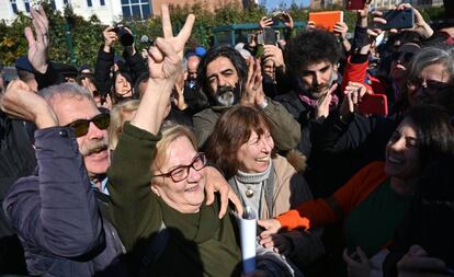 Los miembros de la Plataforma de Solidaridad Taksim celebran la absolución del empresario y defensor de los derechos humanos Osman Kavala, este martes en Estambul.
 
 