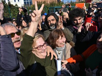 Los miembros de la Plataforma de Solidaridad Taksim celebran la absolución del empresario y defensor de los derechos humanos Osman Kavala, este martes en Estambul.
 
 