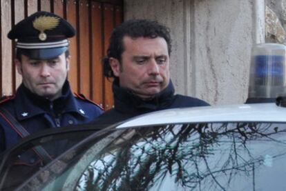 El comandante del crucero <i>Costa Concordia,</i> Francesco Schettino, en el momento de su detención en Grosseto, Italia.