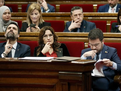 El presidente de la Generalitat, Pere Aragonès (derecha), la vicepresidenta, Laura Vilagrà, y el 'conseller' de Industria, Roger Torrent (izquierda), durante la sesión de control al Gobierno en el Parlament el pasado 21 de febrero.