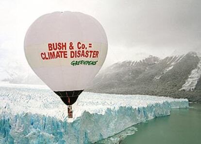 Un globo de Greenpeace sobrevuela en 2001 el glaciar argentino Perito Moreno en protesta por el "desastre climático" de Bush.