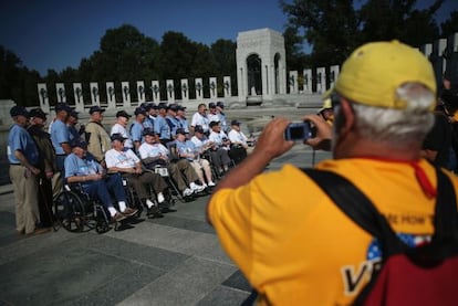 Los veteranos en el interior del monumento a los combatientes en la Segunda Guerra Mundial. / C.G.