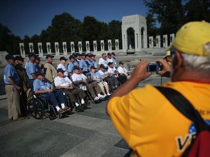 Los veteranos en el interior del monumento a los combatientes en la Segunda Guerra Mundial. / C.G.