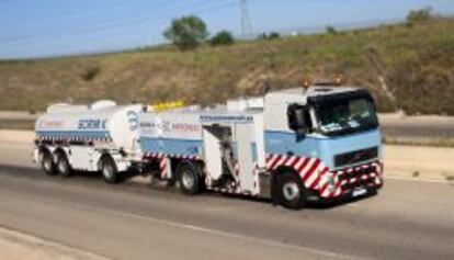 Cami&oacute;n Scrim, que se encarga de medir las condiciones de la carretera en caso de lluvia. Vierte agua sobre el asfalto para comprobar la adherencia del pavimento.