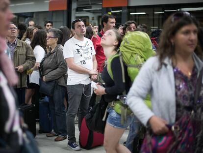 Pasajeros de Rodalies esperan un tren con retraso en Sants.