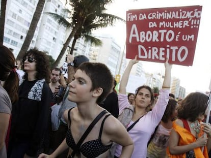 Participantes da Marcha das Vadias, no ano passado em Copacabana. / Pilar Olivares (REUTERS)