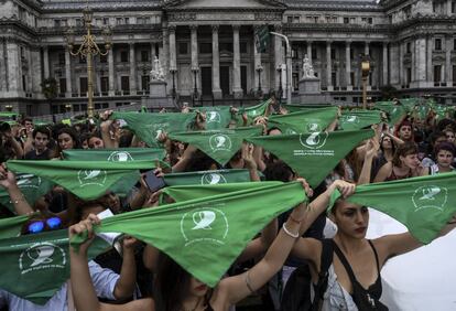 Miles de mujeres realizan un ''pañuelazo' frente al Congreso en Buenos Aires para exigir una ley de aborto legal.