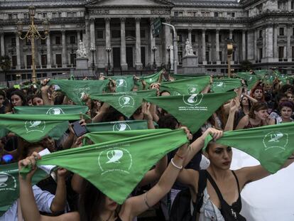 Miles de mujeres realizan un ''pañuelazo' frente al Congreso en Buenos Aires para exigir una ley de aborto legal.