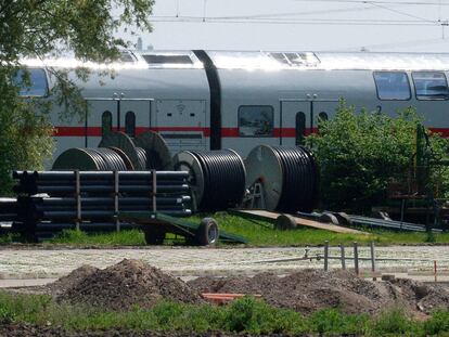 Un tren situado en la zona del accidente en la ciudad alemana de Huerth, este jueves.