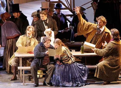 Una escena de <i>La bohème,</i> durante un ensayo en el Palau de les Arts el pasado 19 de noviembre.