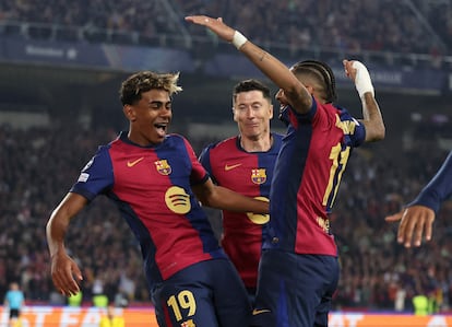 Lamine, Lewandowski y Raphinha celebran un gol del Barcelona.