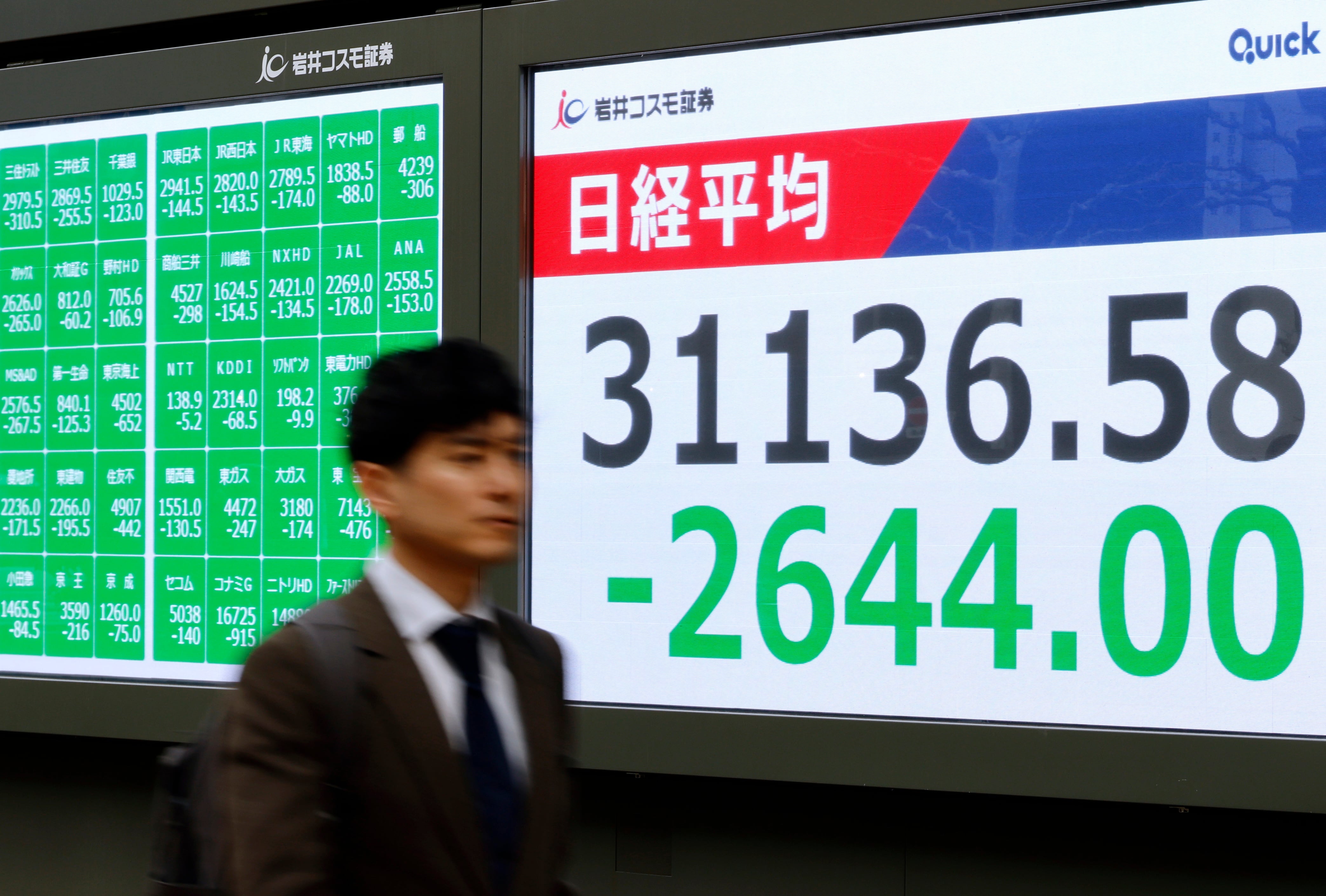 Un hombre camina junto en la Bolsa de Tokio, a principios de agosto, cuando el Nikkei cayó casi un 8% por la guerra comercial.