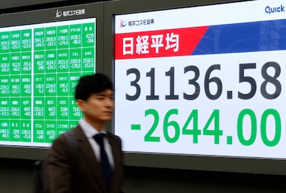 Pantalla con el índice Nikkei de la Bolsa de Tokio el pasado día 7.