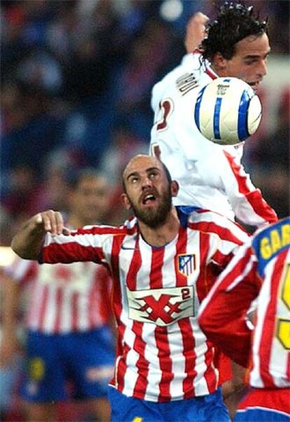 Colsa disputa el balón con el jugador del Sevilla Jordi.