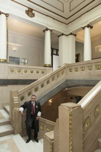 Carlos Varela en la escalera del Tribunal Superior de Xustiza de Galicia. / XURXO LOBATO