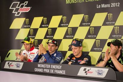 Stoner, acompañado de Valentino Rossi, Jorge Lorenzo y Cal Crutchlow, en la rueda de prensa en la que anunció su retirada