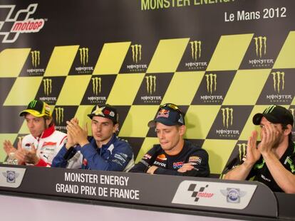 Stoner, acompañado de Valentino Rossi, Jorge Lorenzo y Cal Crutchlow, en la rueda de prensa en la que anunció su retirada
